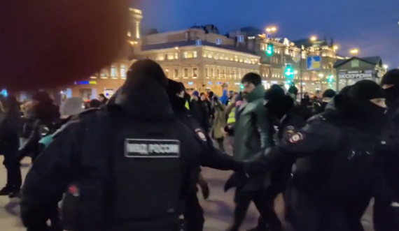 Rusët protestojnë në Shën Petersburg kundër luftës me Ukrainën, arrestohen nga regjimi i Putinit