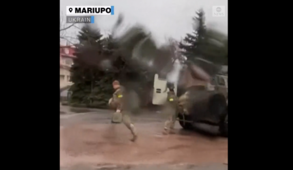 Ushtarët ukrainas marrin pozicionet në qytetin Mariupol afër rajoneve seperatiste