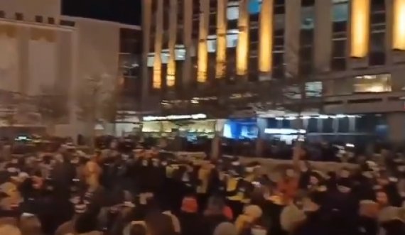 Protestues kundër luftës në Ukrainë mblidhen pranë Kremlinit