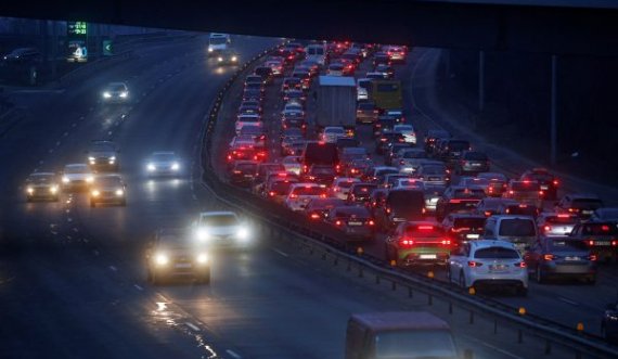 Ukraina ka shpërndarë mbi 10 mijë armë automatike në popull