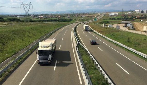 Aksident në autostradën “Ibrahim Rugova”, vdesin një burrë dhe një grua – lëndohen dy fëmijë