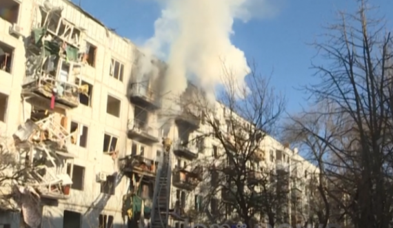 Familjarët qajnë të afërmin e tyre, zjarrfikësit shuajnë flakët pas sulmit raketor