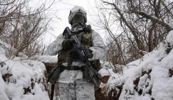 Ukraina raportohet se zuri robër dy ushtarë të rinj rusë, publikohen me fotografi