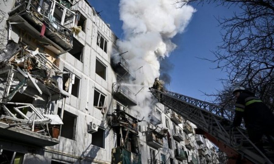 AFP sjell pamjet e njerëzve të vrarë dhe ndërtesave të shkatërruara në Ukrainë pas sulmit rus