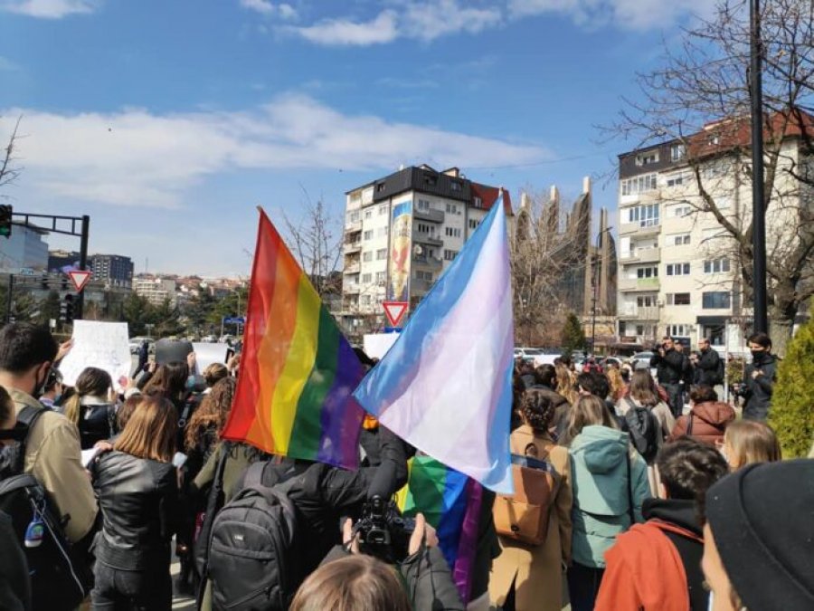 Kosova, s’ka nevojë dhe s’duhet të bëhet më “katolike se sa Papa”!