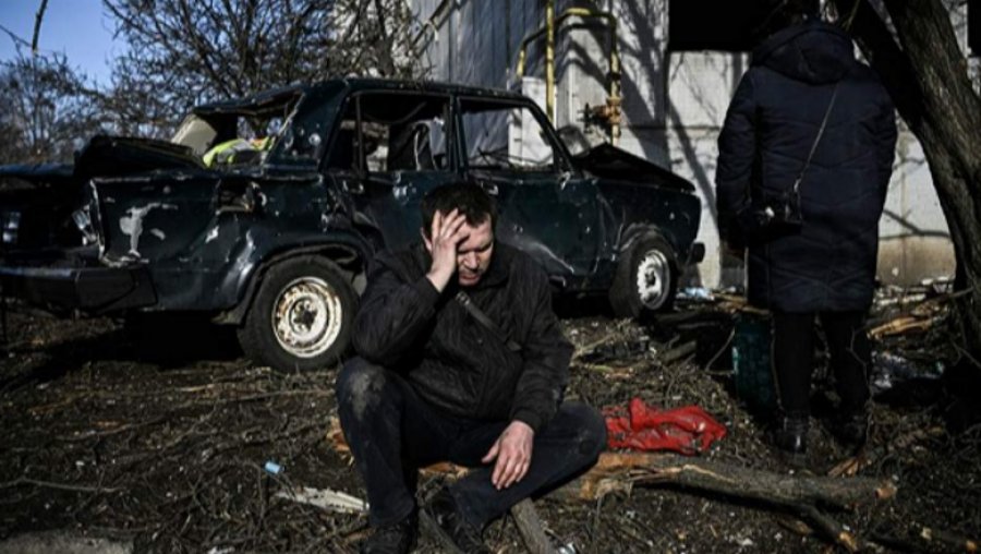 Shkatërrim në masë dhe njerëz të tmerruar, pasojat tragjike të bombardimeve ruse në Ukrainë