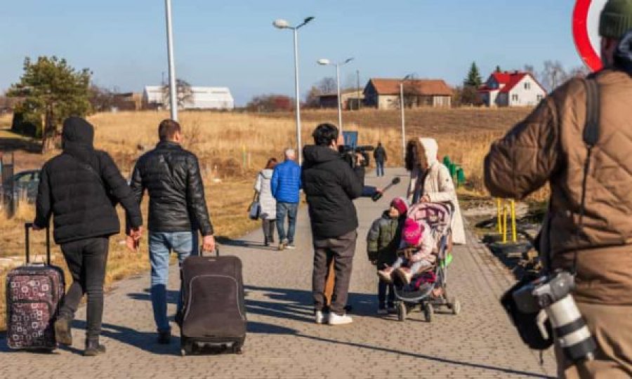 “Ata që kanë para po ikin”, kolona të gjata të njerëzve në kufirin Ukrainë-Hungari
