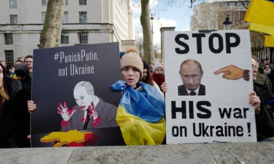Protestë në Londër kundër pushtimit të Ukrainës nga Rusia: Ndaleni luftën