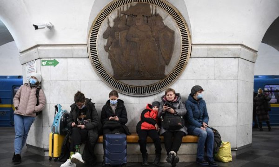E dhimbshme, qytetarët e Kievit i përdorin si bunkere për strehim stacionet e metrosë