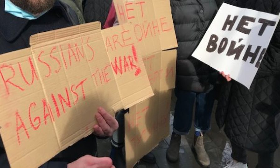 Disa të rinj rusë protestojnë me ukrainasit kundër luftës: Turp që kjo po bëhet në emrin tonë