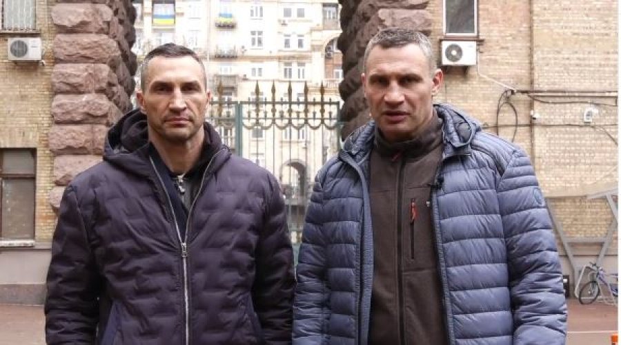 Vëllezërit Klitschko paraqiten nga Kievi, e motivojnë popullin ukrainas me fjalë të mëdha