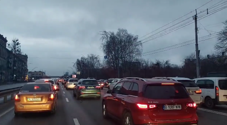 Atmosferë lufte në Ukrainë, kolona të gjata të veturave nën sirenat e sulmit ajror
