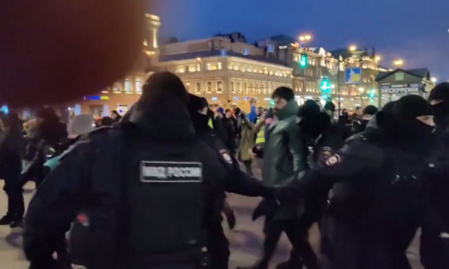 Rusët protestojnë në Shën Petersburg kundër luftës me Ukrainën, arrestohen nga regjimi i Putinit