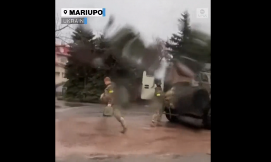 Ushtarët ukrainas marrin pozicionet në qytetin Mariupol afër rajoneve seperatiste