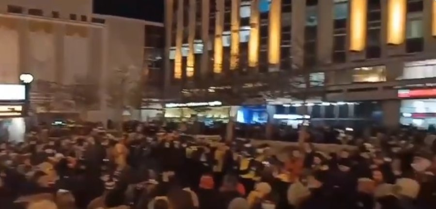 Protestues kundër luftës në Ukrainë mblidhen pranë Kremlinit