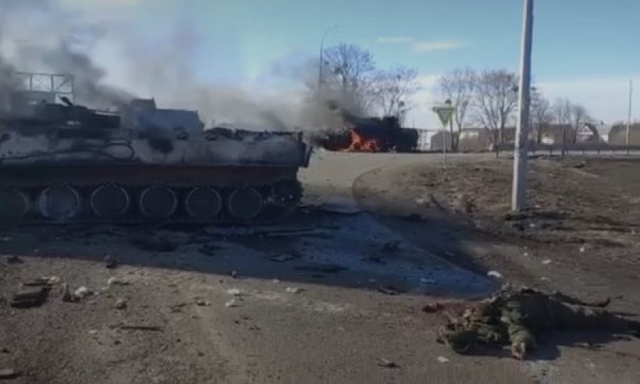 Tanket ruse në flakë dhe ushtarët e vrarë