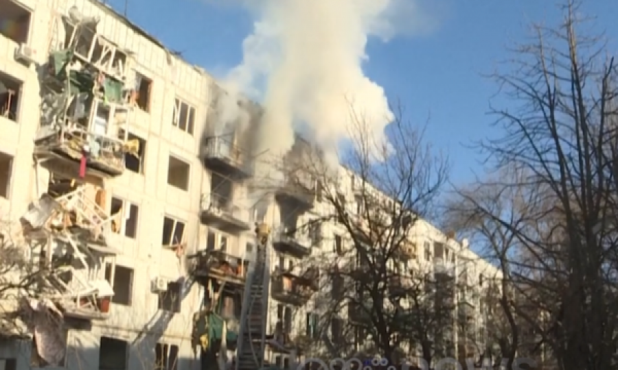 Familjarët qajnë të afërmin e tyre, zjarrfikësit shuajnë flakët pas sulmit raketor