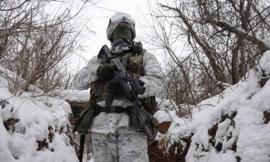 Ukraina raportohet se zuri robër dy ushtarë të rinj rusë, publikohen me fotografi