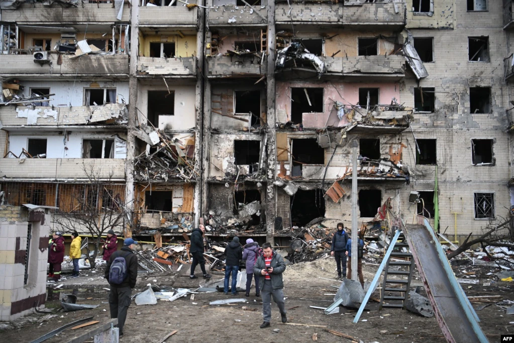 Pamje të banesave të shkatërruara në ditën e dytë të sulmeve të Rusisë në Ukrainë