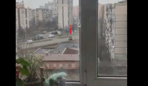 Barbare: Tanku rus shkel mbi veturën me njerëz që ishte në lëvizje