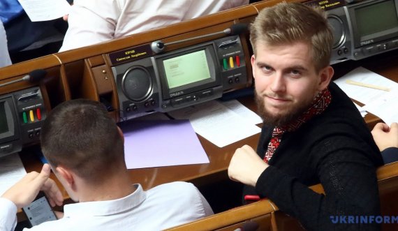 “Po e shikoj kallashnikovin tim” – Intervista e deputetit ukrainas bëhet virale në media