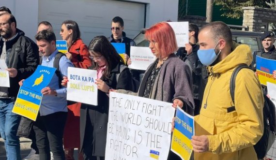 Protestohet para Zyrës Ndërlidhëse të Rusisë në Kosovë, kërkohet ndalja e luftës në Ukrainë