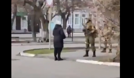 Përballja epike e gruas ukrainase me ushtarin rus: Ju jeni okupues, jeni fashistë