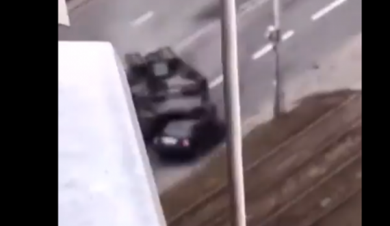 Pamje të reja, si e shtypi pamëshirshëm veturën tanku rus në Kiev