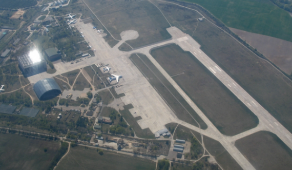 Rusia pretendon se ka marrë nën kontroll një aeroport strategjik afër Kievit