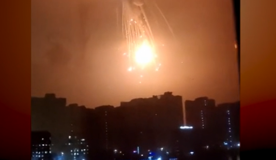 Pamje të frikshme: Qielli i Kievit zbardhet nga shpërthimi i fuqishëm në mëngjes