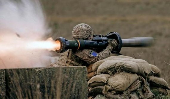 “Mirë se vini në ferr”, ushtria ukrainase u çon mesazh rusëve pasi furnizohet me NLAW-n e frikshëm britanik
