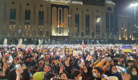 Mijëra protestues në Gjeorgji kundërshtojnë pushtimin e Ukrainës nga Rusia