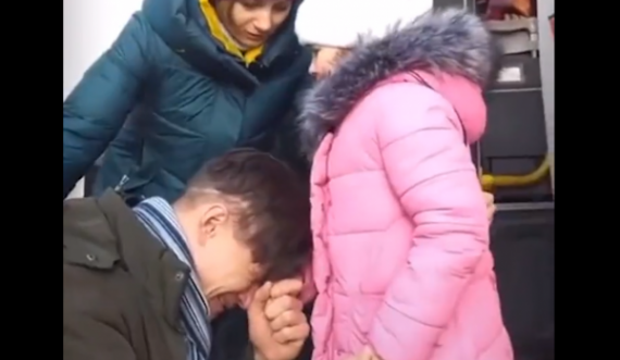 Momenti që ta lig zemrën: Babë e bijë me lot në sy para ndarjes në Ukrainë