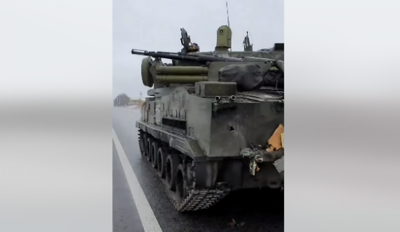 Ushtria e Ukrainës: Rusët e braktisën tankun e tyre në një zonë luftimi