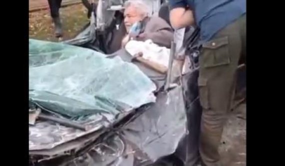I moshuari ukrainas shpëton mrekullisht pasi makina e tij u shtyp nga tanku rus
