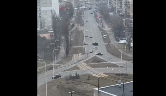 Pamje: Mjetet ruse shihen afër Kievit, Ukraina thotë se ato kanë hyrë në një distrikt
