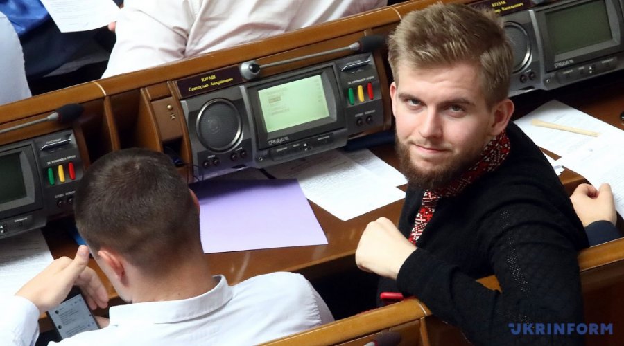 “Po e shikoj kallashnikovin tim” – Intervista e deputetit ukrainas bëhet virale në media