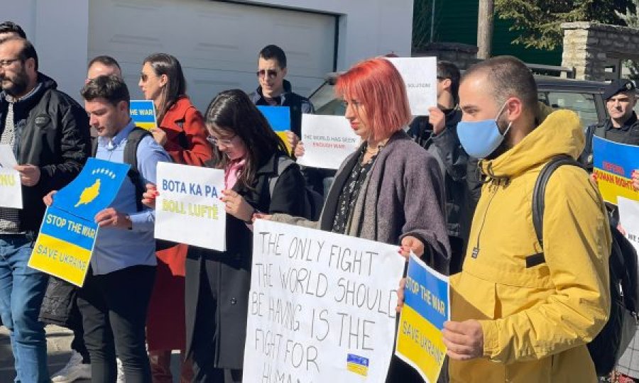 Protestohet para Zyrës Ndërlidhëse të Rusisë në Kosovë, kërkohet ndalja e luftës në Ukrainë