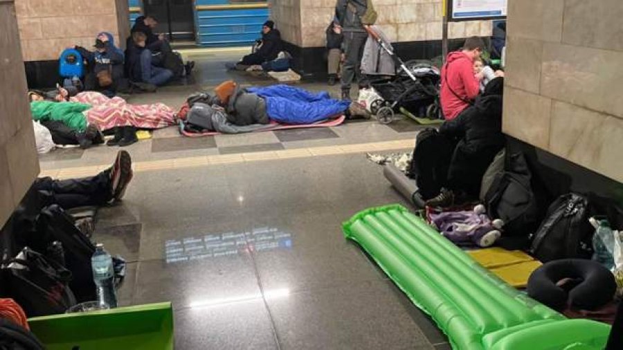 Pamje nga nëntoka e Kievit, njerëz të shumtë duke fjetur nëpër tokë, të tjerë duke kontrolluar lajmet e fundit