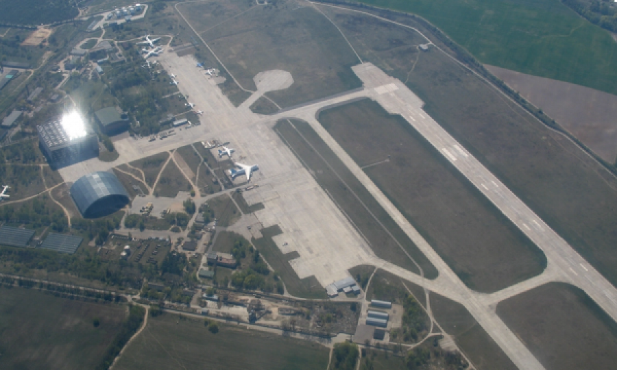 Rusia pretendon se ka marrë nën kontroll një aeroport strategjik afër Kievit