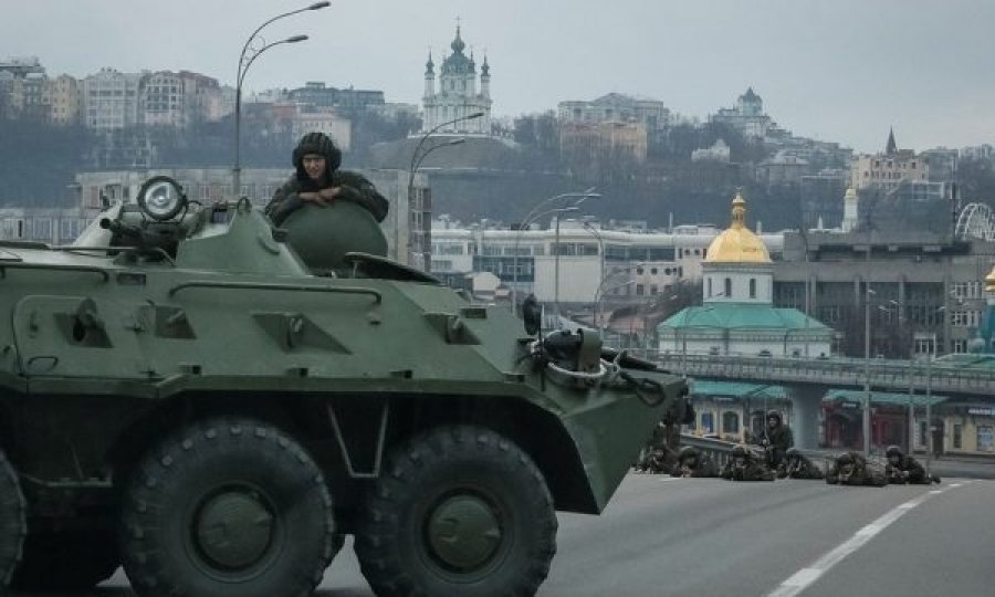 Beteja për Kievin, automjetet ushtarake zbarkojnë në kryeqytet për ta mbrojtur nga rusët