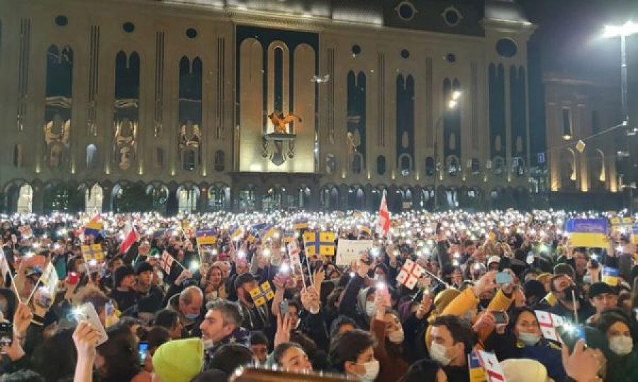 Mijëra protestues në Gjeorgji kundërshtojnë pushtimin e Ukrainës nga Rusia