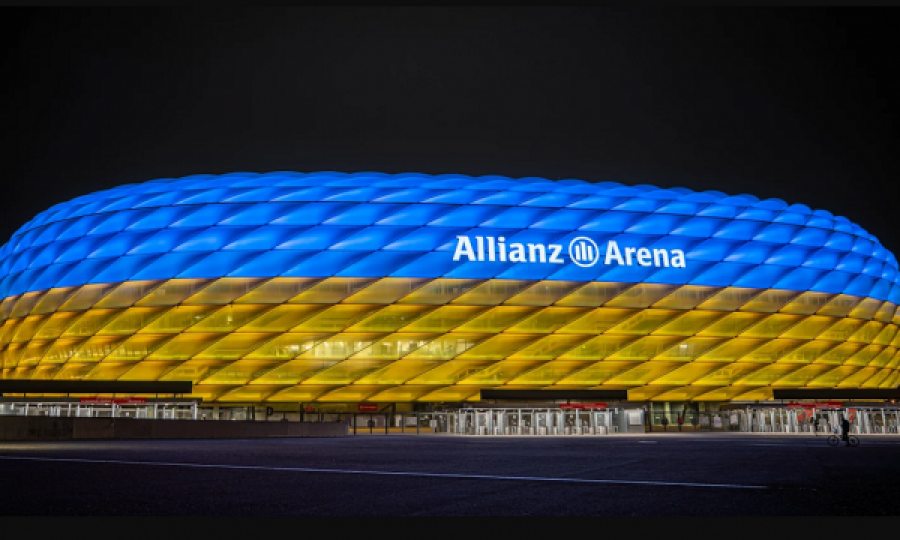 Allianz Arena ndriçohet si flamuri i Ukrainës