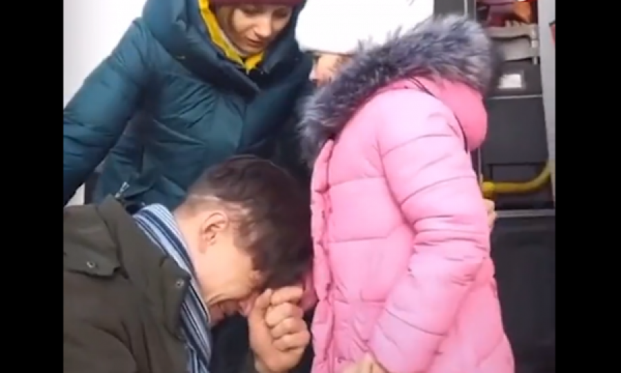 Momenti që ta lig zemrën: Babë e bijë me lot në sy para ndarjes në Ukrainë