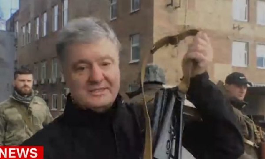 Ish-Presidenti ukrainas Poroshenko me kallashnikov në dorë: Putin kurrë nuk do ta marrë Ukrainën