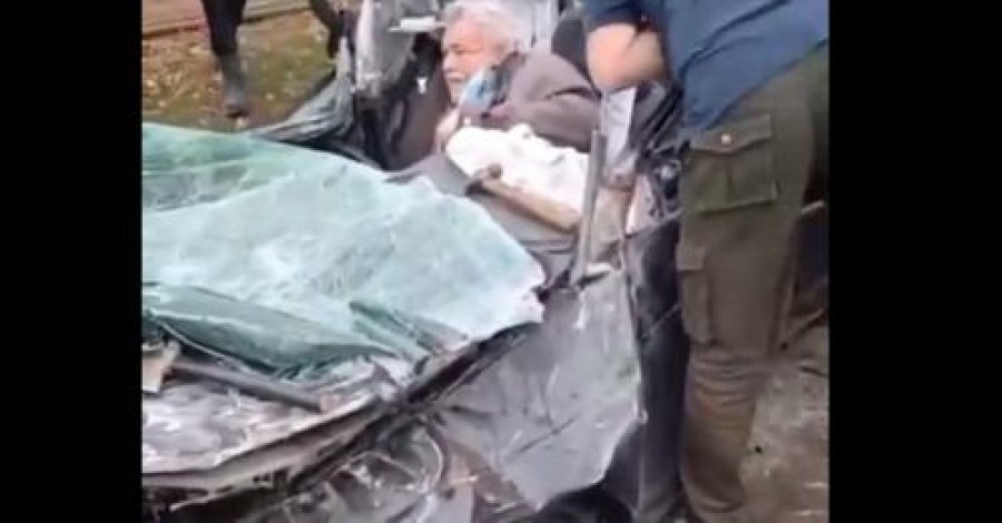 I moshuari ukrainas shpëton mrekullisht pasi makina e tij u shtyp nga tanku rus