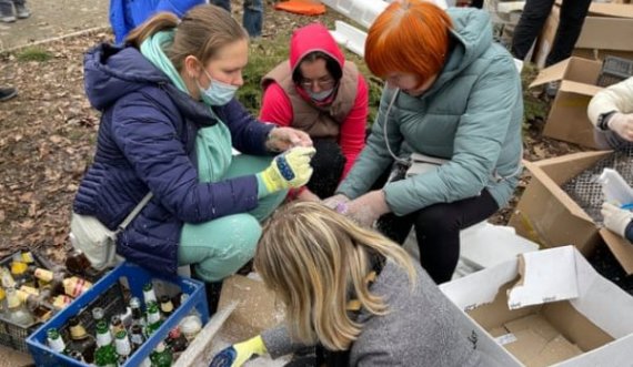 Gratë në Ukrainë bëjnë koktej molotovi për të sulmuar ushtrinë ruse