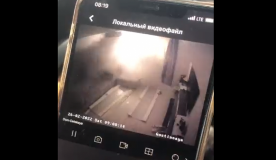 Del pamja ku shihet goditja e banesave civile në Kiev nga Rusia