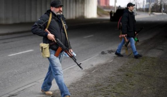 Ministri ukrainas: Banorëve të Kievit u janë shpërndarë 25,000 armë automatike