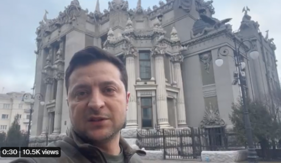 Zelensky nga Kievi i kundërpërgjigjet propagandës ruse: Jam këtu, do ta mbrojmë shtetin tonë